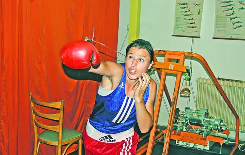 Mihaela Lăcătuş, singura pugilistă din delegaţia României la JO 2012, combină pregătirea în sală cu cea informatizată / Box pe calculator