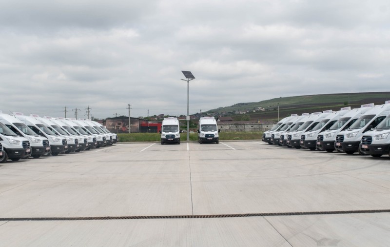 Comisia Europeană ne-a dat bani prin PNRR să cumpărăm 3.200 de microbuze electrice pentru școli. Consiliile județene au luat doar 1.300 de microbuze la prețuri dublate de firma familiei unei șefe din PNL