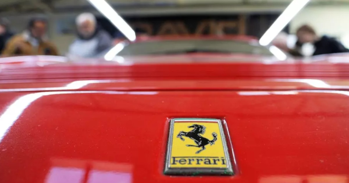 Logo-ul Ferrari pe un model de culoare roșie