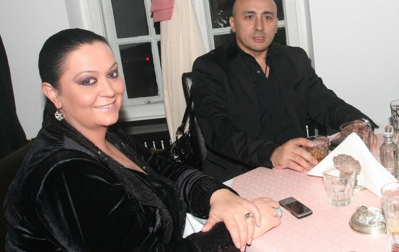 Monica Anghel mănâncă sarmale făcute de bucătarul care-i prepară ficat de gâscă preşedintelui Traian Băsescu