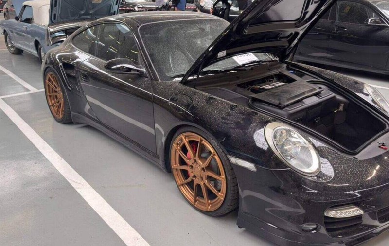 25 de mașini de lux, printre care Porsche, Mustang, BMW M și Mercedes-AMG, confiscate din garajul unei asistente medicale. Statul a vândut 23 dintre ele cu 847.077,60 de euro