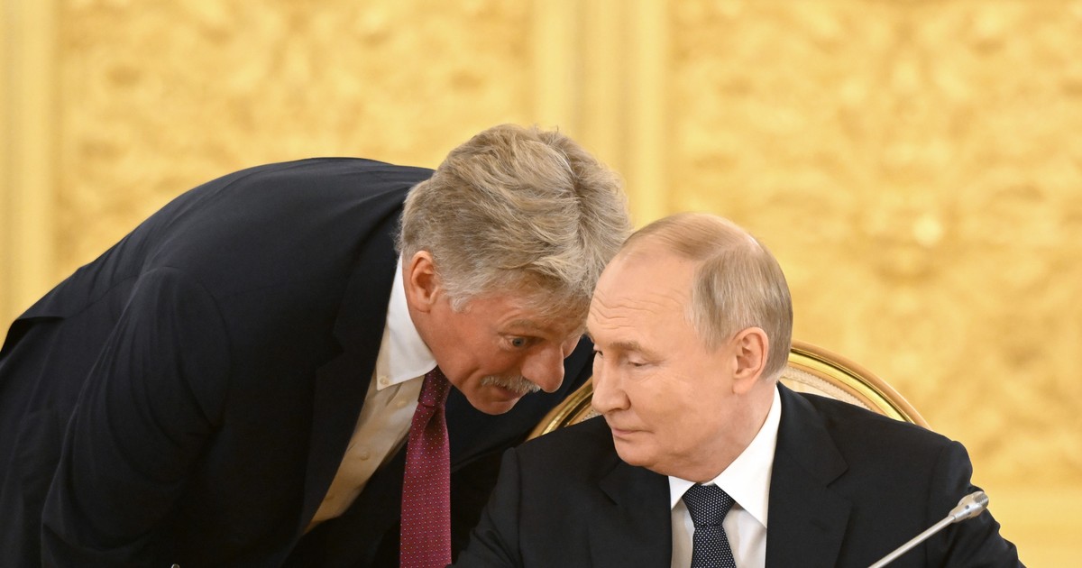 Vladimir Putin (dreapta) și purtătorul său de cuvânt Dmitri Peskov Foto: Profimedia