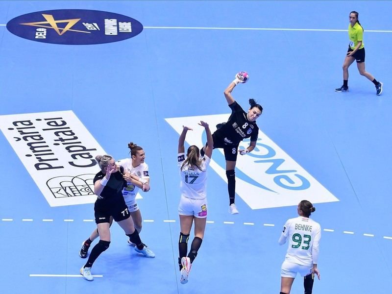 Cristina Neagu a revenit pe teren și a jucat în meciul cu Ferencvaros, de duminică, din Liga Campionilor, după ce s-a vindecat de coronavirus FOTO: CSM București