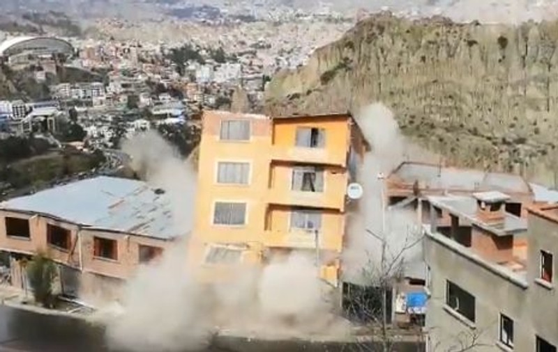 Zeci de case s-au prăbușit după o alunecare de teren în Bolivia | VIDEO