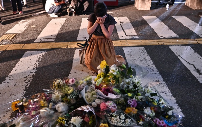 Japonia își plânge fostul premier. Rugăciuni, flori și lumânări aduse de oameni aproape de locul unde Shinzo Abe a fost împușcat mortal