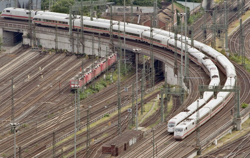 Trenurile din Germania, întârzieri din cauza unor corturi puse între șine. Doi români, singurii reținuți