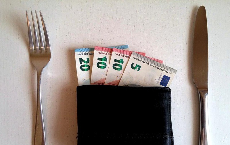 Cum se va taxa bacșișul: clienții vor primi o notă de plată și vor evidenția ce procent vor lăsa la final. Acesta nu poate depăși 15%, iar angajații vor plăti impozit de 10% din sumă