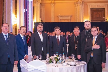 Participanți la evenimentul din Parlament ”Micul Dejun cu rugăciune”: Sergiu Nistor, Ioan Aurel Pop, Marcel Ciolacu, Titus Corlățean, Stelian Tofană, Ionuț Mavrichi și Ludovic Orban (de la stânga la dreapta). Foto: Newsweek