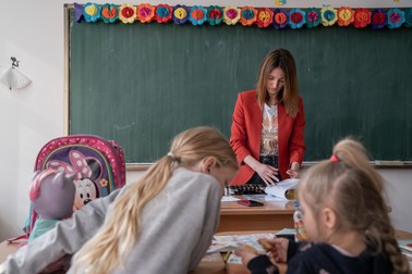 Anastasiia Konovalova, profesoară de engleză, în școala încropită la Mihai Viteazul în București