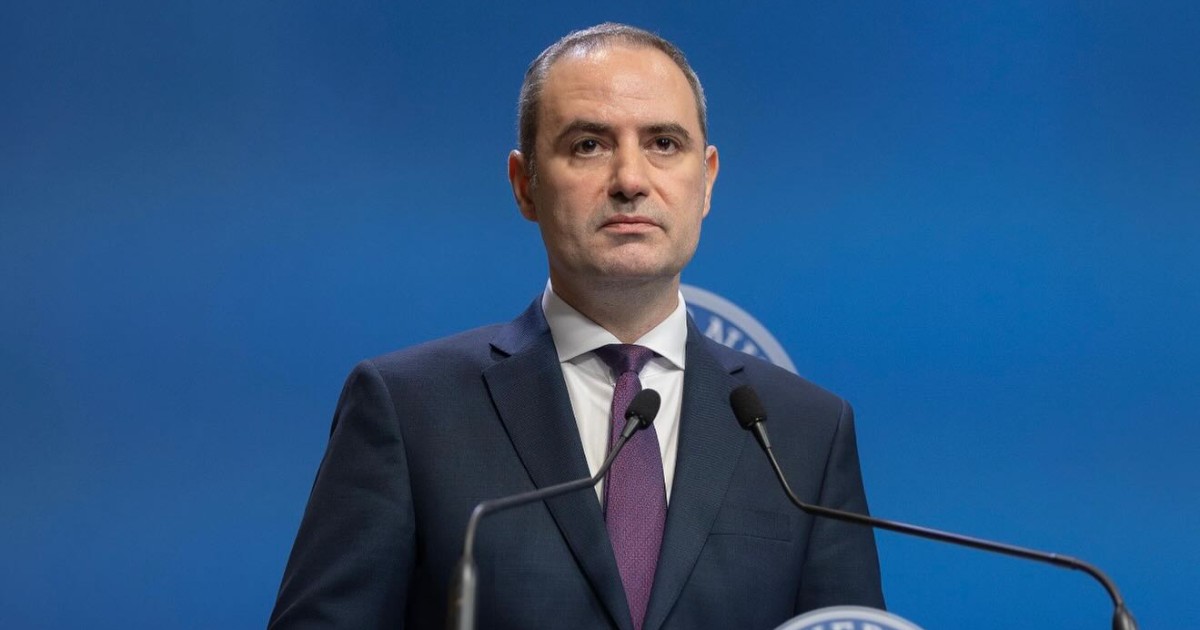 Ministrul Finanțelor, Alexandru Nazare, în timpul unei conferințe de presă la Palatul Victoria, acesta stă la pupitru și vorbește la microfon