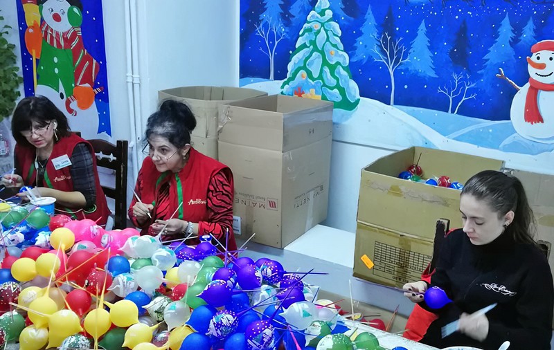 Cui îi e dor de globurile copilăriei? O fabrică din România se bate cu podoabele de Crăciun din China: „Ale noastre sunt opere de artă!”