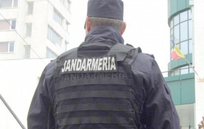 Miting al agricultorilor cu scandal: protestatarii aruncă cu gardurile în jandarmi!