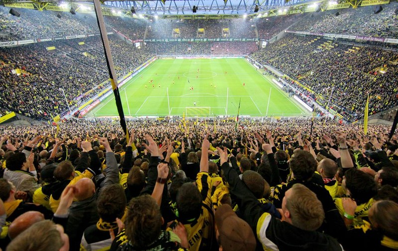 Stadionul Borussiei e plin meci de meci