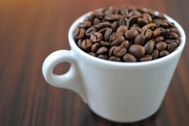 FILED - 15 February 2011, Brandenburg, Frankfurt (Oder): An illustration shows coffee beans at a cafe in Frankfurt. Photo: Patrick Pleul/dpa-Zentralbild/dpa