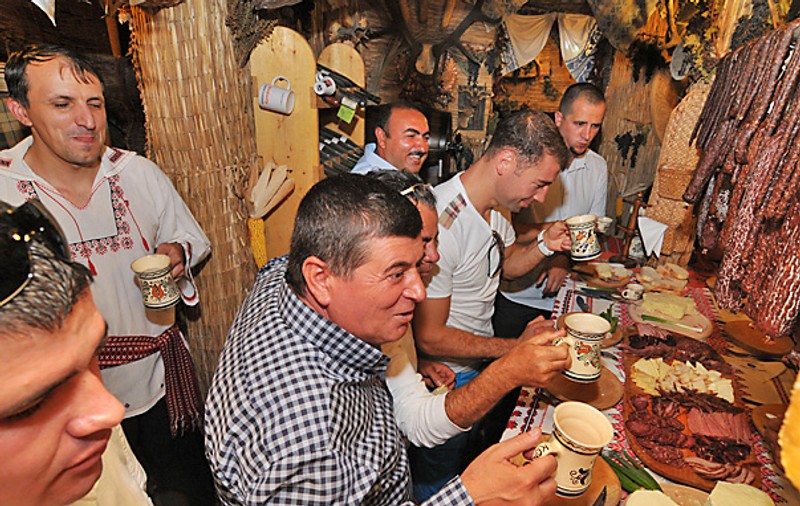 FOTO | Lucian Bute a dat iama în vin şi în şuncă