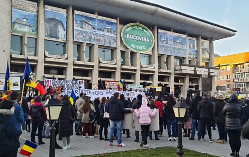 Proteste în București și Suceava împotriva vaccinării și a certificatului verde. Liderul AUR George Simion, îndemnuri la ieșit în stradă