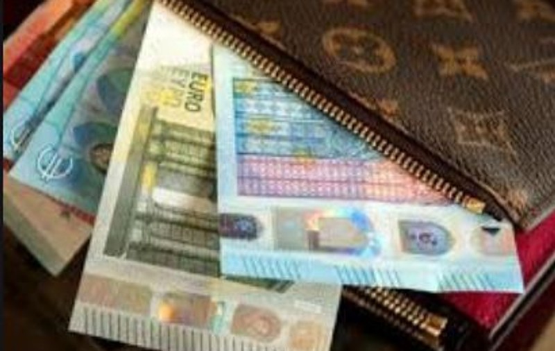 Două fete din Timiș au fost premiate după ce au găsit un portofel cu 3.000 de euro și l-au predat la poliție