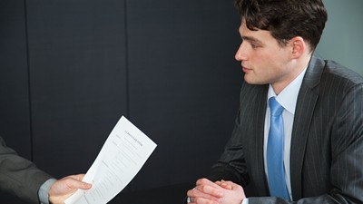 Un tânăr care se află la un interviu pentru job