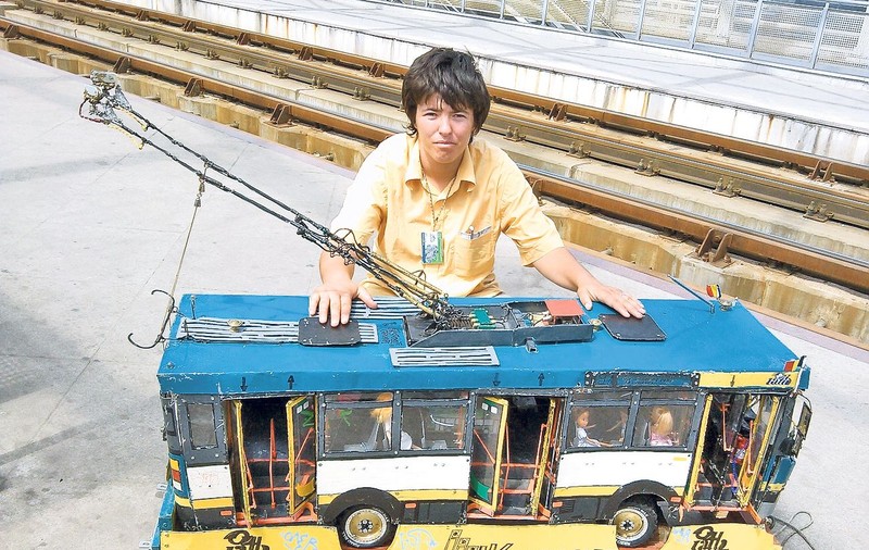 Daţi-i un loc de muncă! O tânără din Bucureşti iubeşte RATB-ul mai mult decât orice