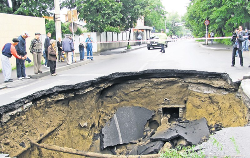 Uite ce crater uriaş s-a căscat în şosea