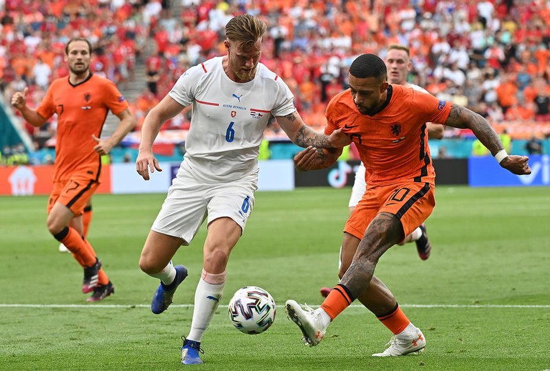 Tomas Kalas (stânga), în duel cu olandezul Memphis Depay. Foto: EPA