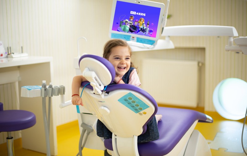Studiu DENT ESTET privind sănătatea dentară la copii: „Aproape jumătate dintre părinți își duc copilul la dentist pentru o igienizare mai rar de o dată la 2 ani”