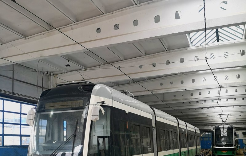 Tramvai ultramodern, de două milioane de euro, vandalizat la Iași. Ce dispozitiv a distrus o adolescentă
