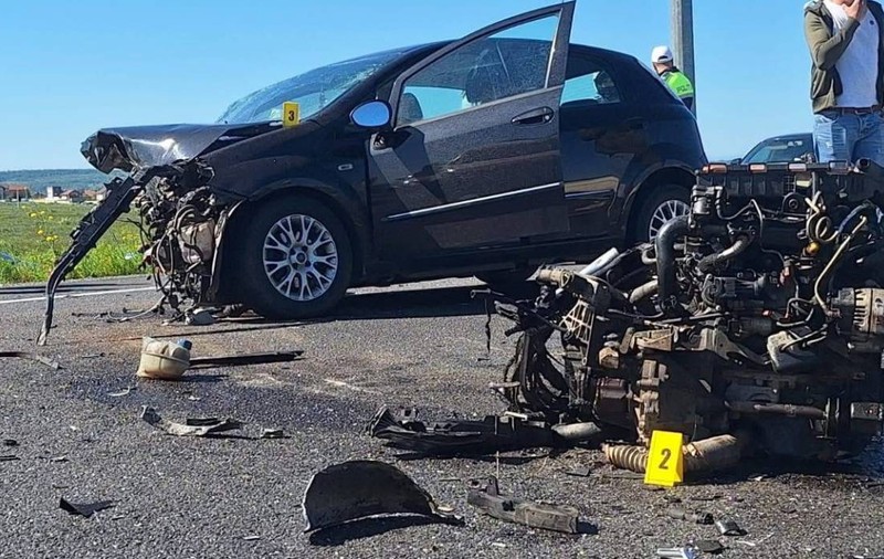 Motorul a zburat de sub capotă într-un accident violent pe centura din Drobeta-Turnu Severin. O tânără de 19 ani a murit în urma impactului | VIDEO