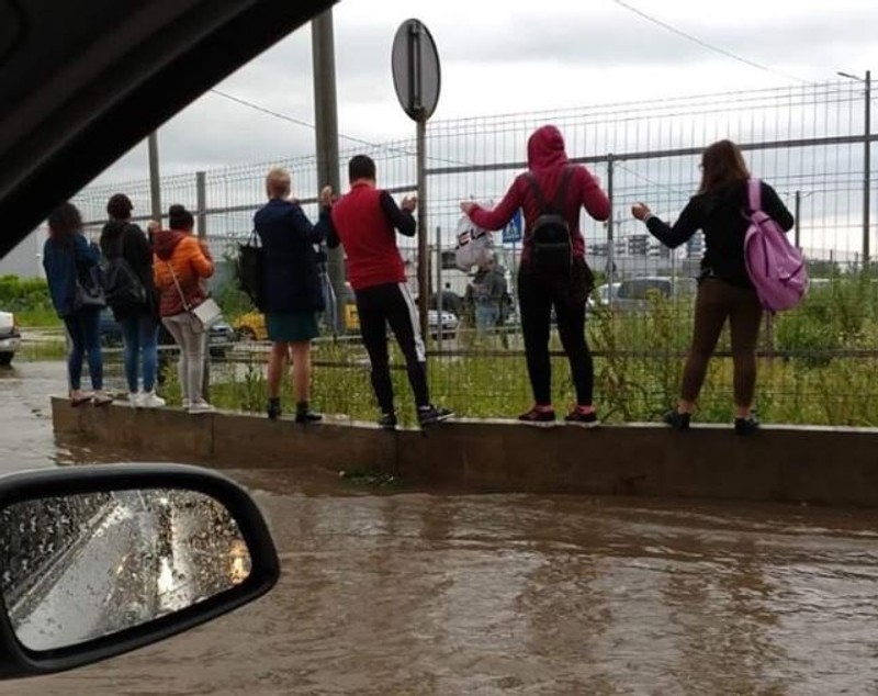Case și drumuri inundate în București și Ilfov, luni dimineață, după o ploaie torențială (FOTO & VIDEO)