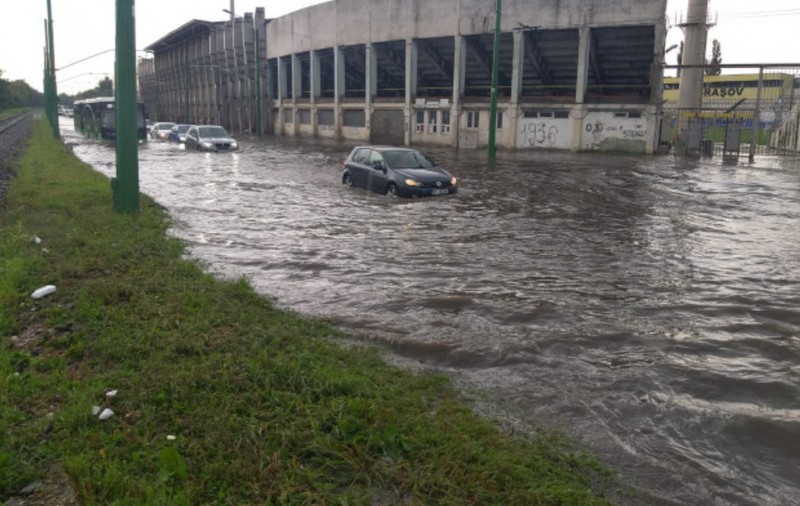 VIDEO | Inundații în Brașov și Constanța, după ploile torențiale. Canalizarea a cedat