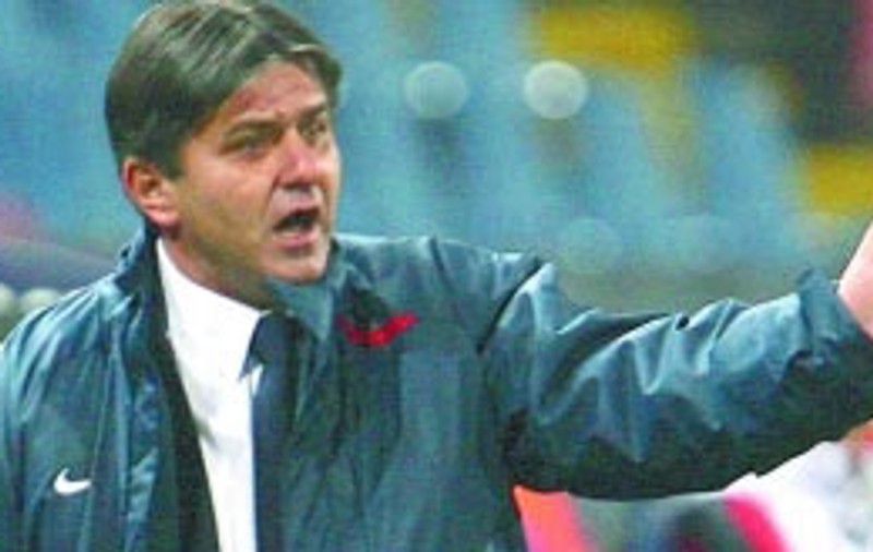 Fotbal pe scurt / Petrescu suspectează arbitrajele
