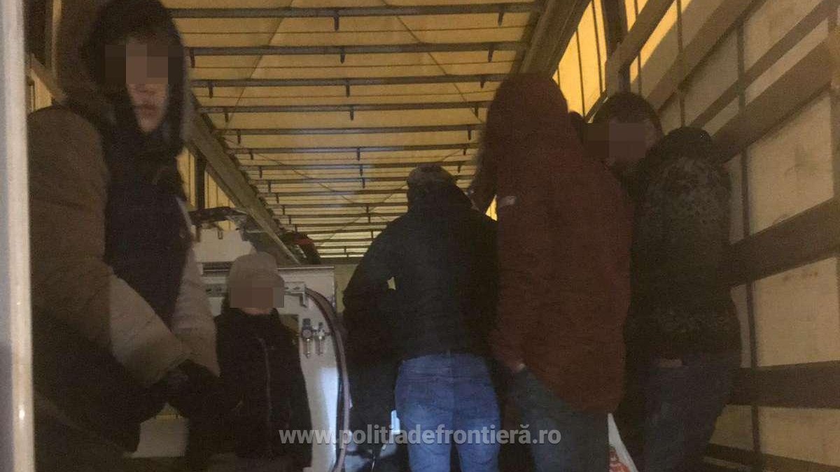 Aproape 25 de migranți din Irak și Siria, găsiți ascunși într-un camion la vama Nădlac II. Printre ei erau și cinci copii