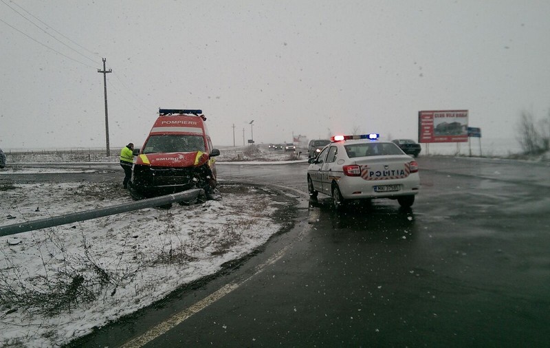 Ambulanță SMURD, implicată într-un accident în timpul unei misiuni. Trei paramedici au fost răniți / FOTO