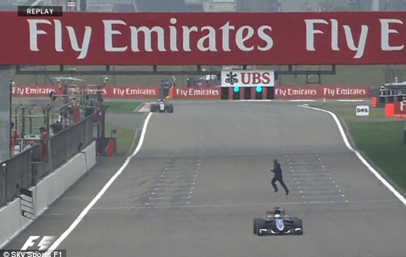 Nebun! A intrat pe pista de Formula 1, în timp ce piloții rulau cu sute de kilometri la oră