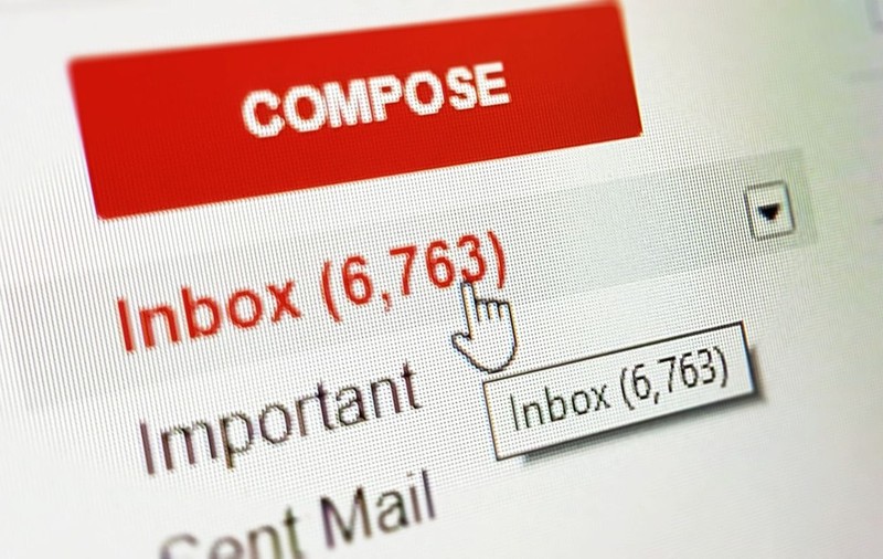 Surpriză: Google permite dezvoltatorilor de aplicații să îți scaneze contul de Gmail