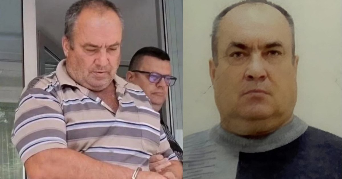 Un bărbat în tricou bej, cu dungi, încătușat.