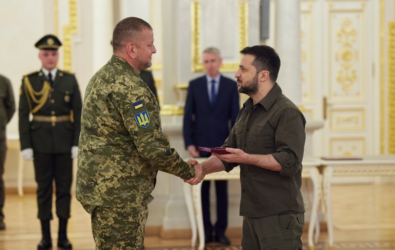 Volodimir Zelenski vrea al doilea mandat de președinte, anunță presa din Ucraina: „Valeri Zalujnîi, fostul șef al armatei, amenințat cu dosare penale dacă va candida”