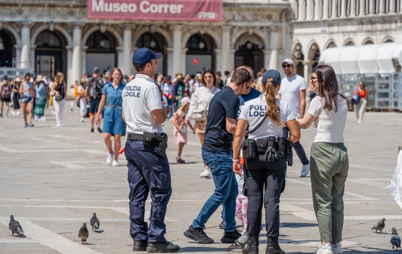 O greșeală banală i-ar fi putut aduce o amendă de 100 de euro unei turiste în cel mai popular oraș din Italia: cum a evitat femeia sancțiunea