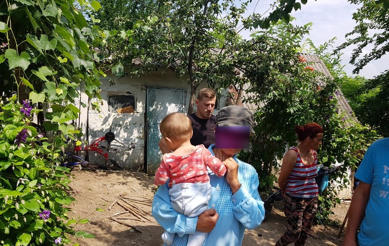 Surorile din Vaslui duse în comă la spital după ce au mâncat de foame vișine din alcool, date în asistență maternală
