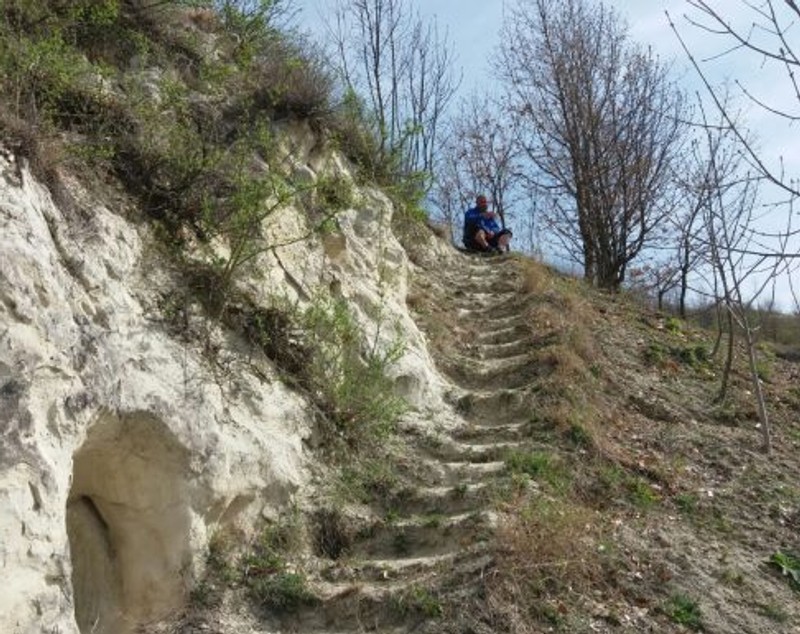 FOTO/ Un prahovean și-a săpat casă într-o stâncă. Cum arată „locuința”