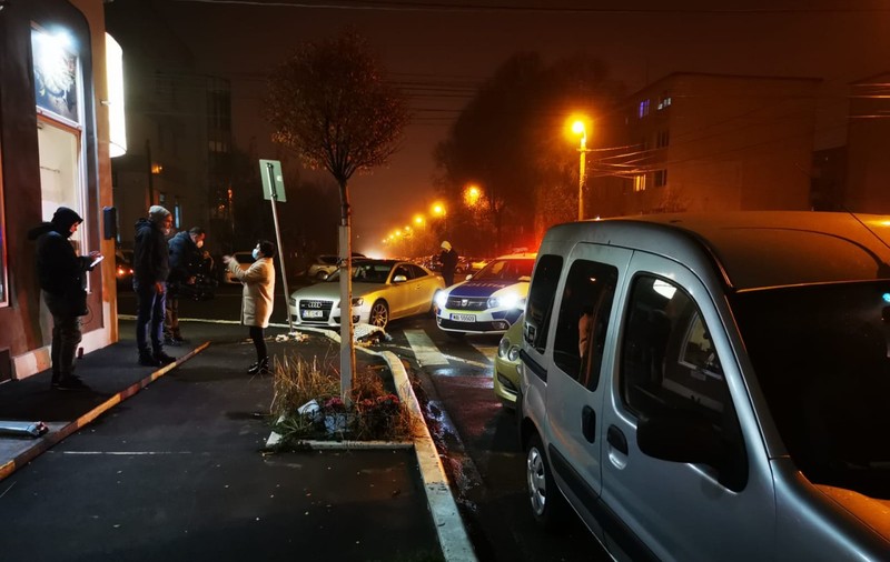 Scandal ca-n filmele cu mafioți la Constanța: Autoturism blocat în trafic și distrus cu bâte și topoare. Doi bărbați au ajuns la spital