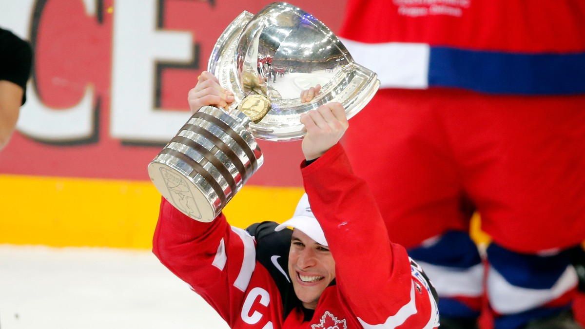 Sidney Crosby, căpitanul echipei naționale de hochei pe gheață a Canadei, ridică deasupra capului trofeul Campionatului Mondial. (FOTO: EPA)
