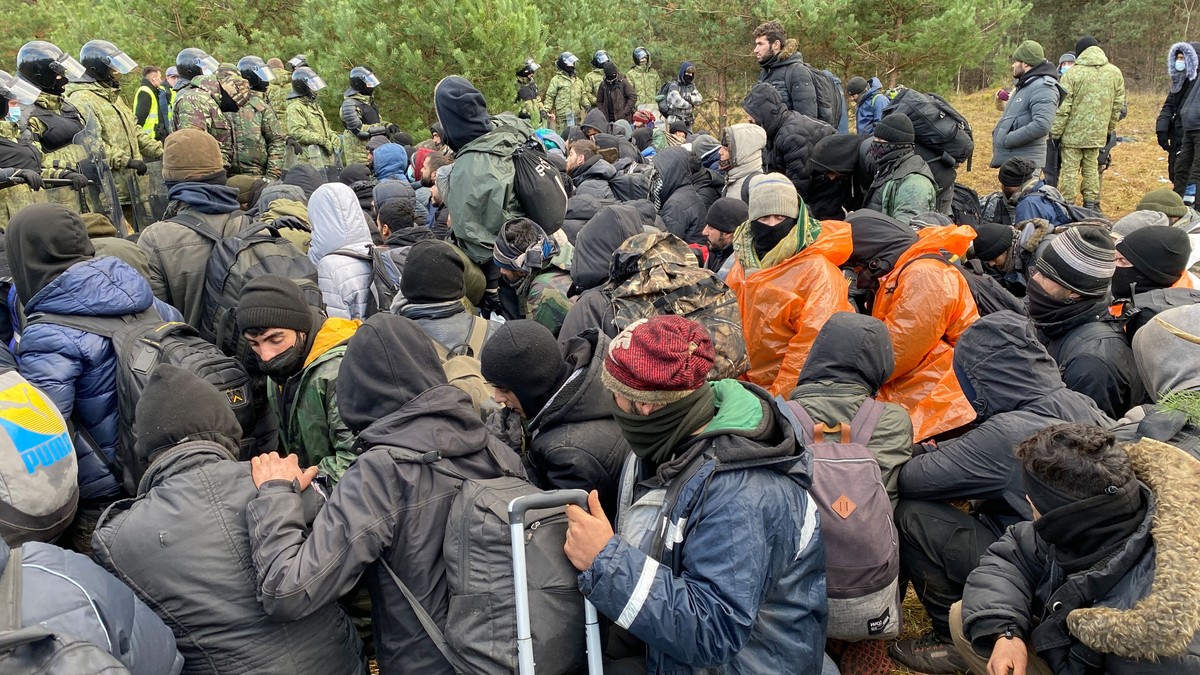 Migranți opriți de grănicerii polonezi la granița cu Belarus Foto: Hepta
