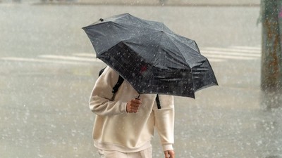 Ploi torențiale și vijelii puternice în toată țara până sâmbătă. Harta zonelor vizate de două avertizări meteo ANM cod galben