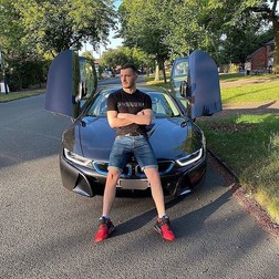 Biba s-a fotografiat lângă un BMW de lux