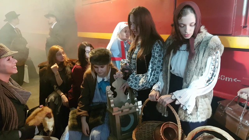 Deşi afară erau aproape 30 de grade Celsius, actorii erau costumaţi în haine groase, aveau căciuli, mănşi şi fular, fiindcă acţiunea se desfăşura iarna