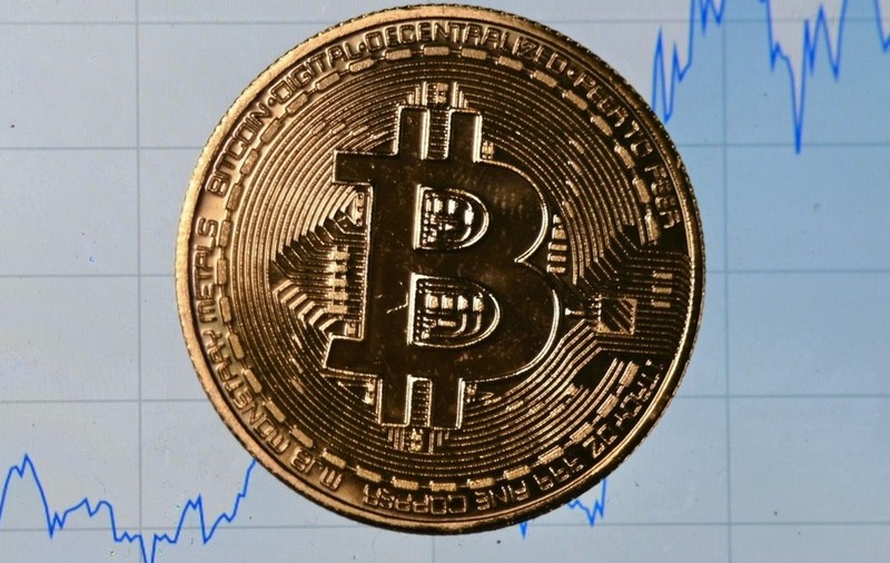 Un tânăr cu doar opt clase a reușit să fure 245.000.000 de dolari în bitcoin și a făcut cheltuieli nebunești. Sursă foto: Profimedia.