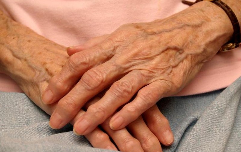 Caz cutremurător! O bătrână de 97 de ani din Prahova a fost violată, însă nu își mai aduce aminte ce i s-a întâmplat! Nepotul ei a găsit patul rupt