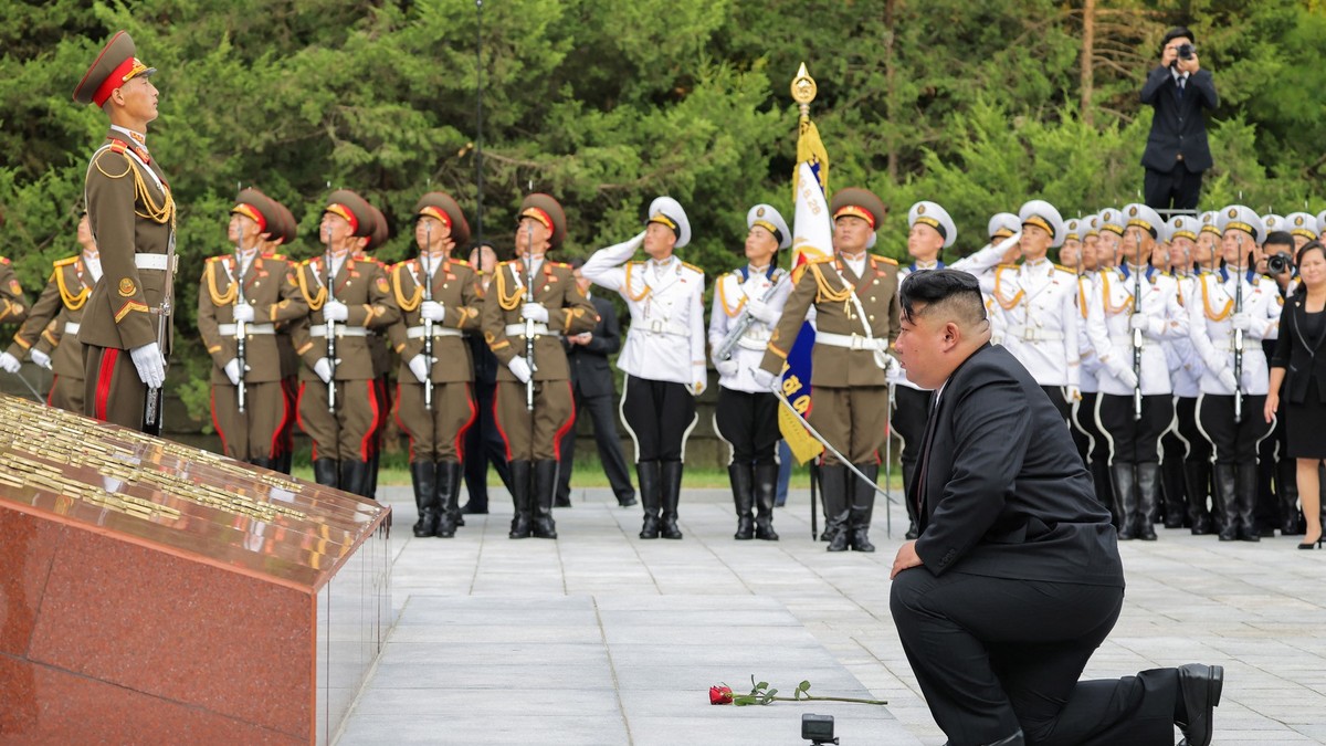 Kim Jong-un fotografiat în timp ce își aduce omagiile le Monumentul Martirilor Revoluționari anti-japonezi Foto: Profimedia