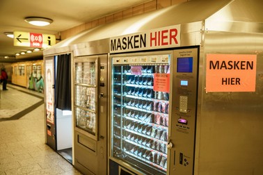 Automat de măști la metroul din Berlin